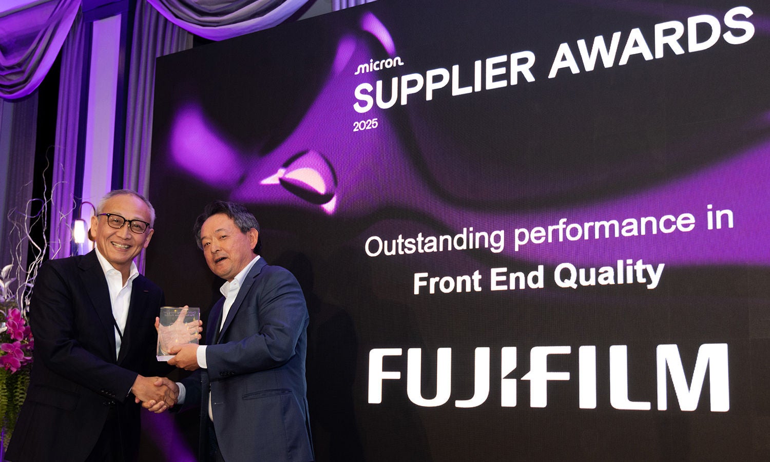 Hiro Fukuto presenting the Outstanding Performance Award to Tetsuya Iwasaki